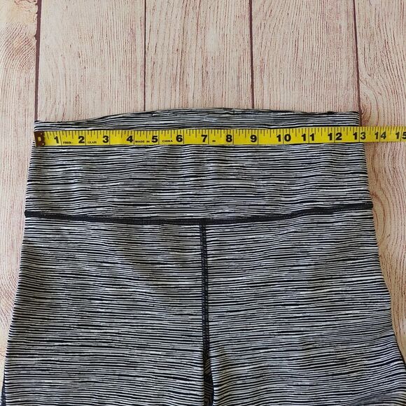 Athleta Ultimate Linear Lines Capri sz S - Picture 7 of 12